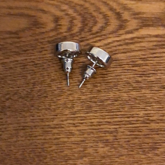 FREE w/ purchase 🩶 NEW Silver Coloured Stud Earrings - Picture 2 of 4